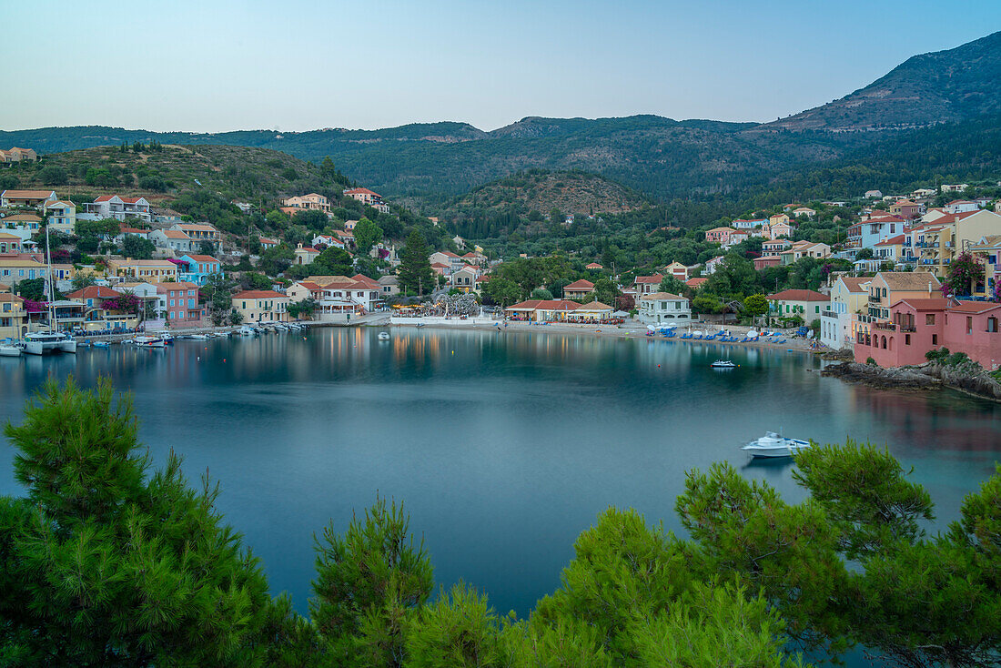 Blick von oben auf den Hafen und die bunten Häuser in Assos in der Abenddämmerung, Assos, Kefalonia, Ionische Inseln, Griechische Inseln, Griechenland, Europa