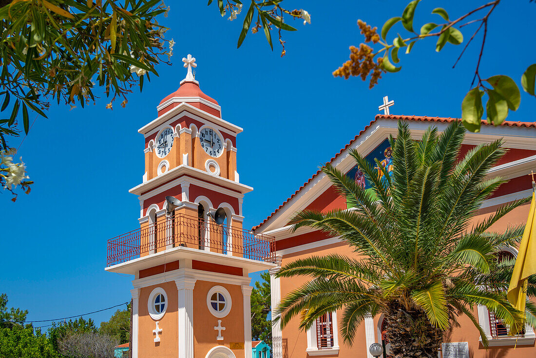 Blick auf die Kirche von Agios Gerasimos in Skala, Skala, Kefalonia, Ionische Inseln, Griechische Inseln, Griechenland, Europa