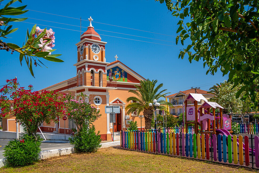 Blick auf die Kirche des Agios Gerasimos in Skala, Skala, Kefalonia, Ionische Inseln, Griechische Inseln, Griechenland, Europa