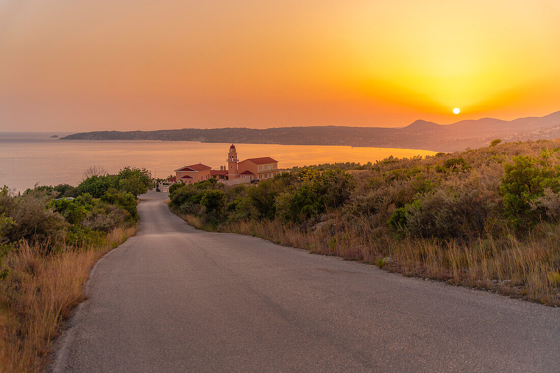 Blick auf das Kloster der heiligen Theotokos von Sissia bei Lourdata bei Sonnenuntergang, Kefalonia, Ionische Inseln, Griechische Inseln, Griechenland, Europa