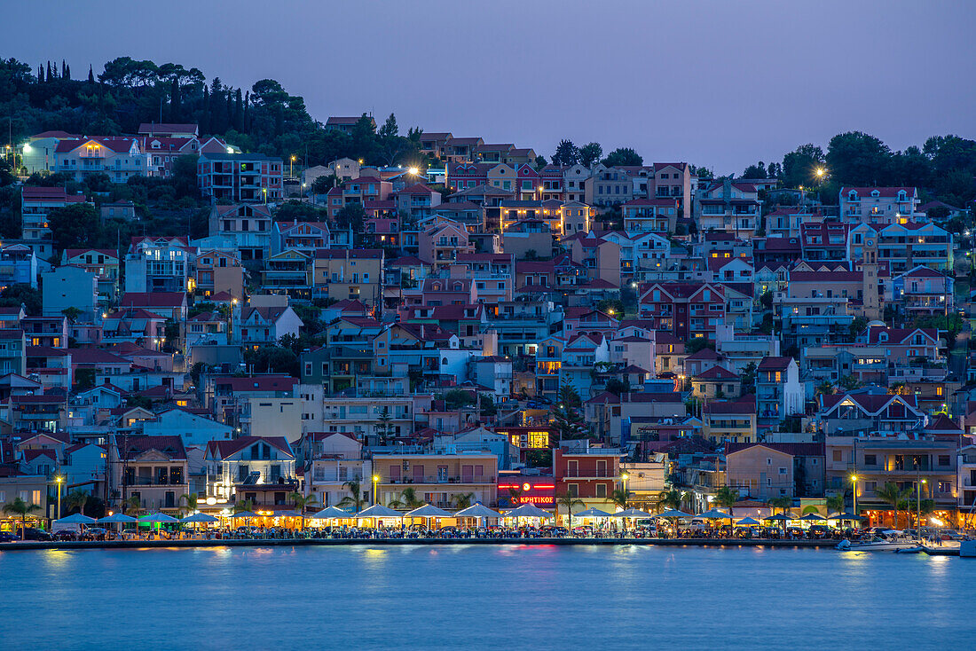 Blick auf Argostoli, Hauptstadt von Kefalonia und De Bosset Brücke in der Abenddämmerung, Argostolion, Kefalonia, Ionische Inseln, Griechische Inseln, Griechenland, Europa