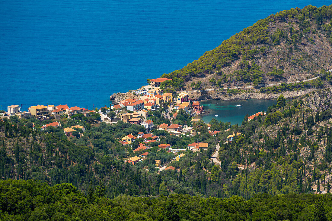 Blick auf Assos, Küstenlinie, Meer und Hügel, Assos, Kefalonia, Ionische Inseln, Griechische Inseln, Griechenland, Europa