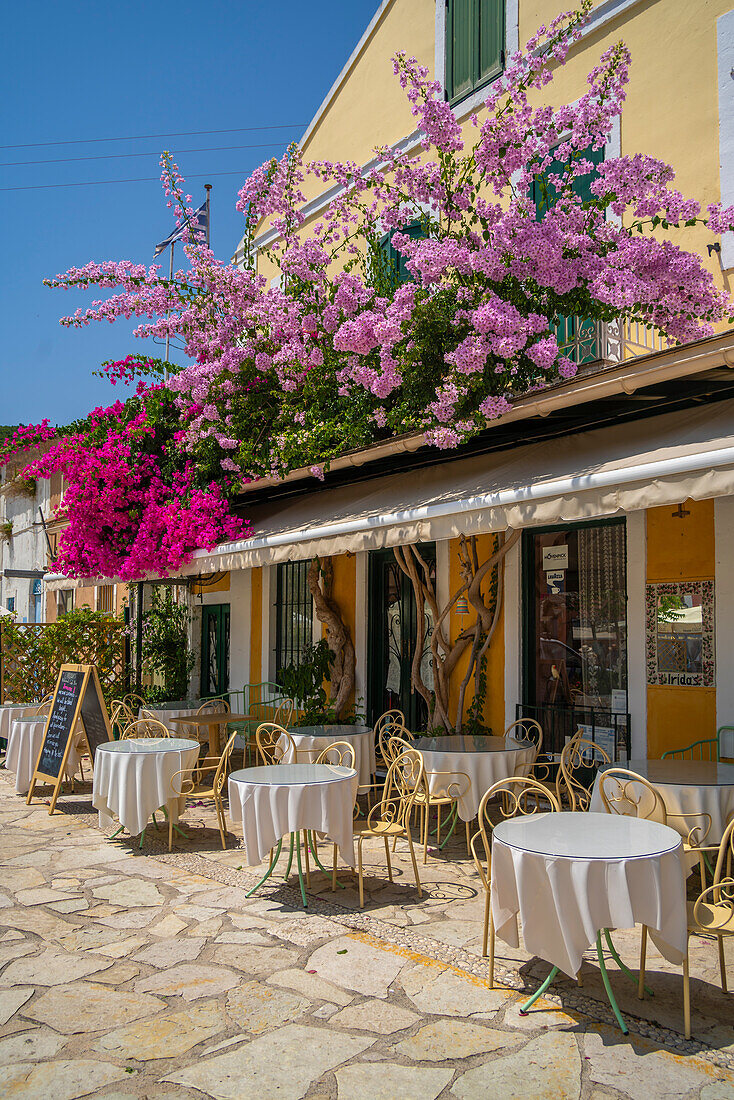 Blick auf ein Restaurant im Hafen von Fiskardo, Fiskardo, Kefalonia, Ionische Inseln, Griechische Inseln, Griechenland, Europa