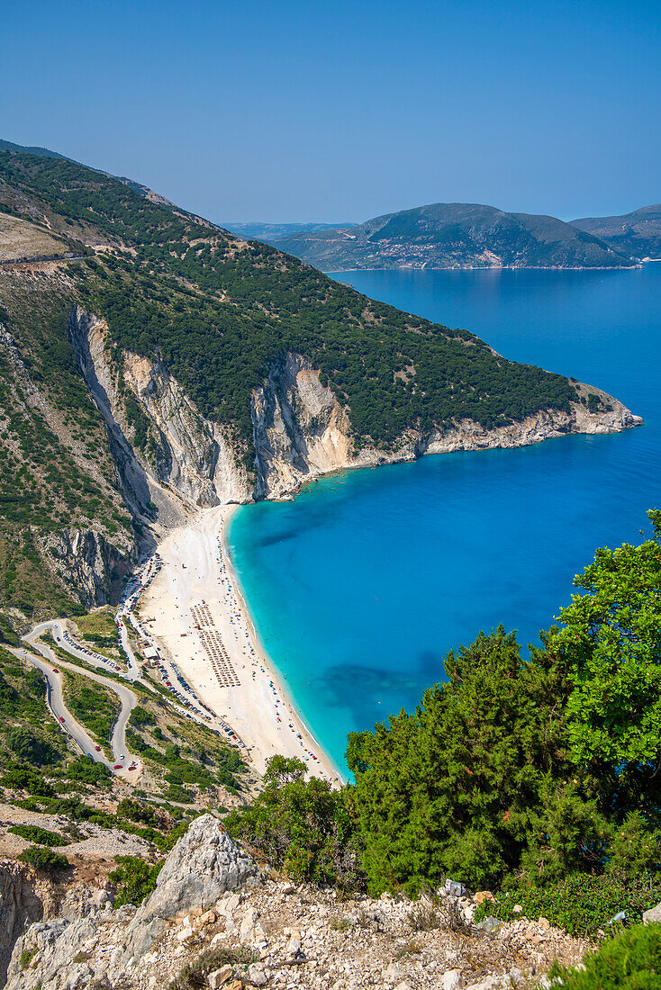 Blick auf den Strand von Myrtos, Küstenlinie, Meer und Hügel bei Agkonas, Kefalonia, Ionische Inseln, Griechische Inseln, Griechenland, Europa