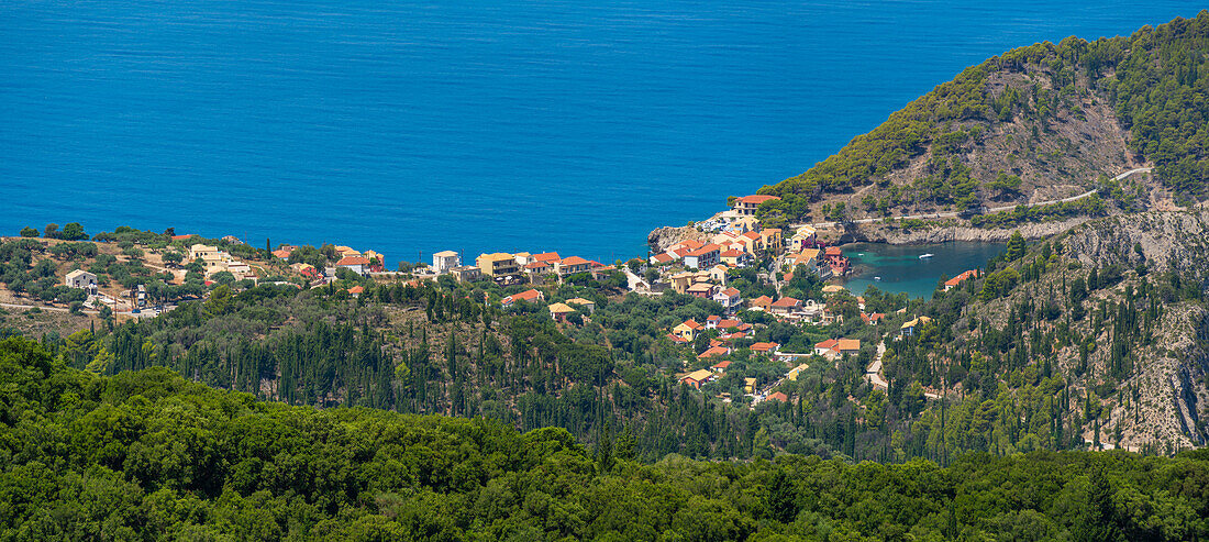 Blick auf Assos, Küstenlinie, Meer und Hügel Assos, Kefalonia, Ionische Inseln, Griechische Inseln, Griechenland, Europa