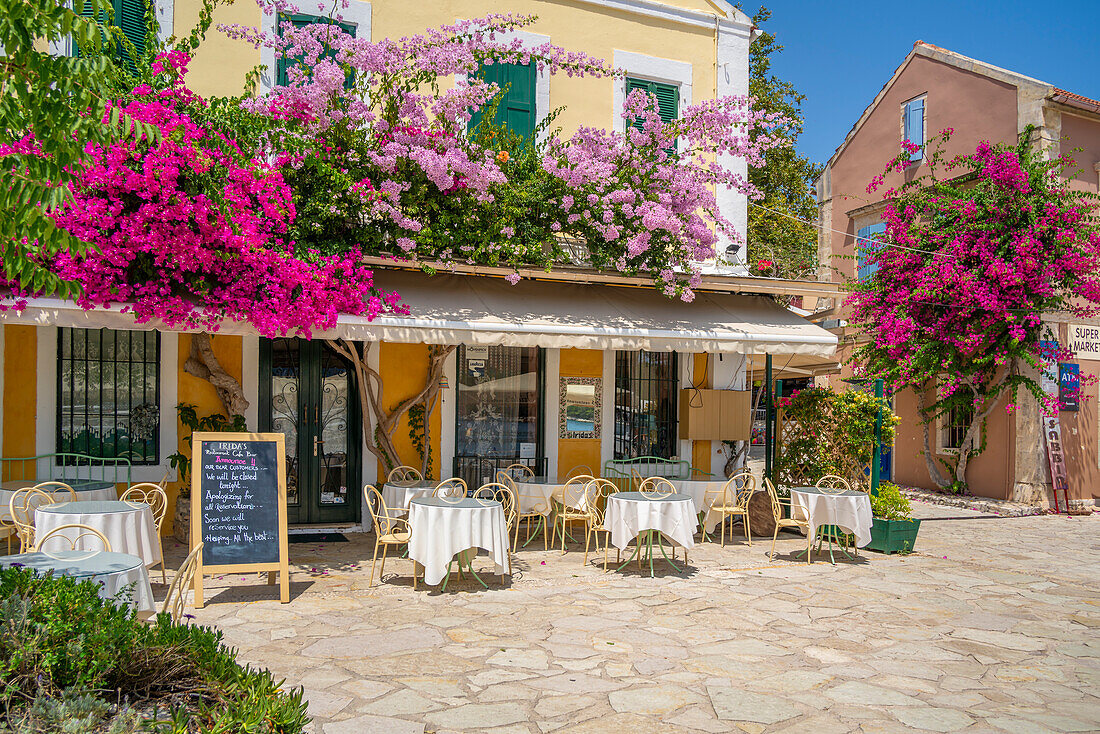 Blick auf das Restaurant im Hafen von Fiskardo, Fiskardo, Kefalonia, Ionische Inseln, Griechische Inseln, Griechenland, Europa