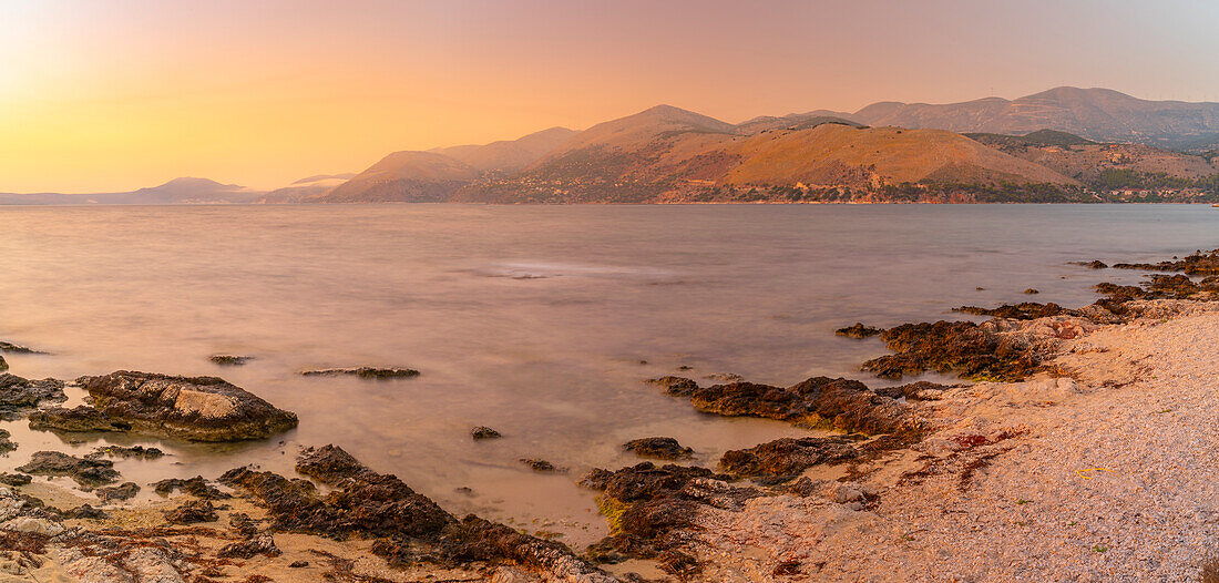 Blick auf die Küstenlinie in der Nähe des Leuchtturms Saint Theodore bei Sonnenuntergang, Argostolion, Kefalonia, Ionische Inseln, Griechische Inseln, Griechenland, Europa