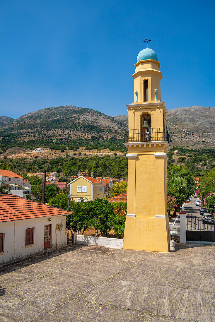 Blick auf den Glockenturm der Kirche von Agia Efimia in Agia Effimia, Kefalonia, Ionische Inseln, Griechische Inseln, Griechenland, Europa