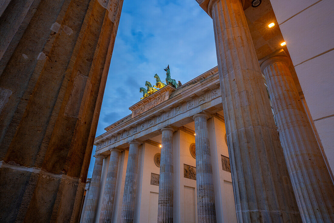 Blick auf das Brandenburger Tor in der Abenddämmerung, Pariser Platz, Unter den Linden, Berlin, Deutschland, Europa