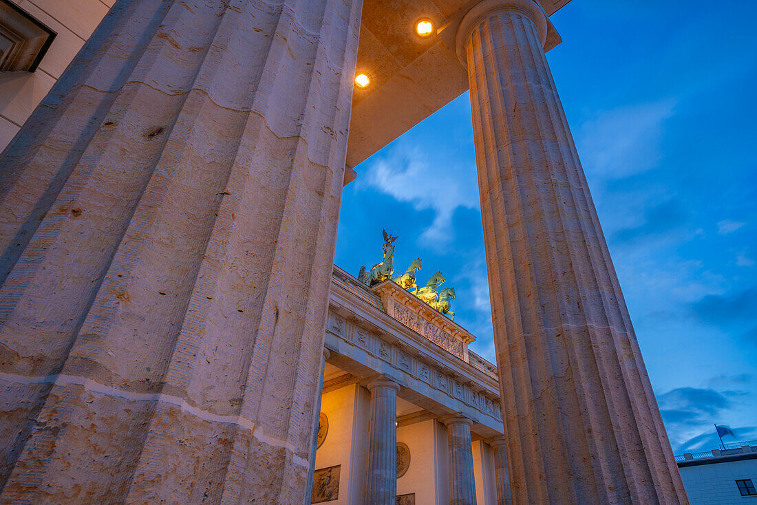 View of Brandenburg Gate at dusk, Pariser Square, Unter den Linden, Berlin, Germany, Europe\n