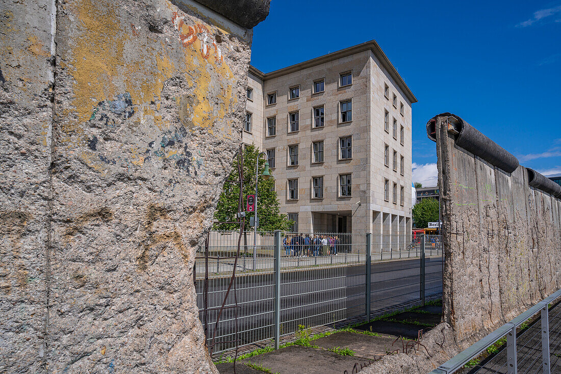 Blick auf ein Stück der Berliner Mauer im Museum Topographie des Terrors, Berlin, Deutschland, Europa