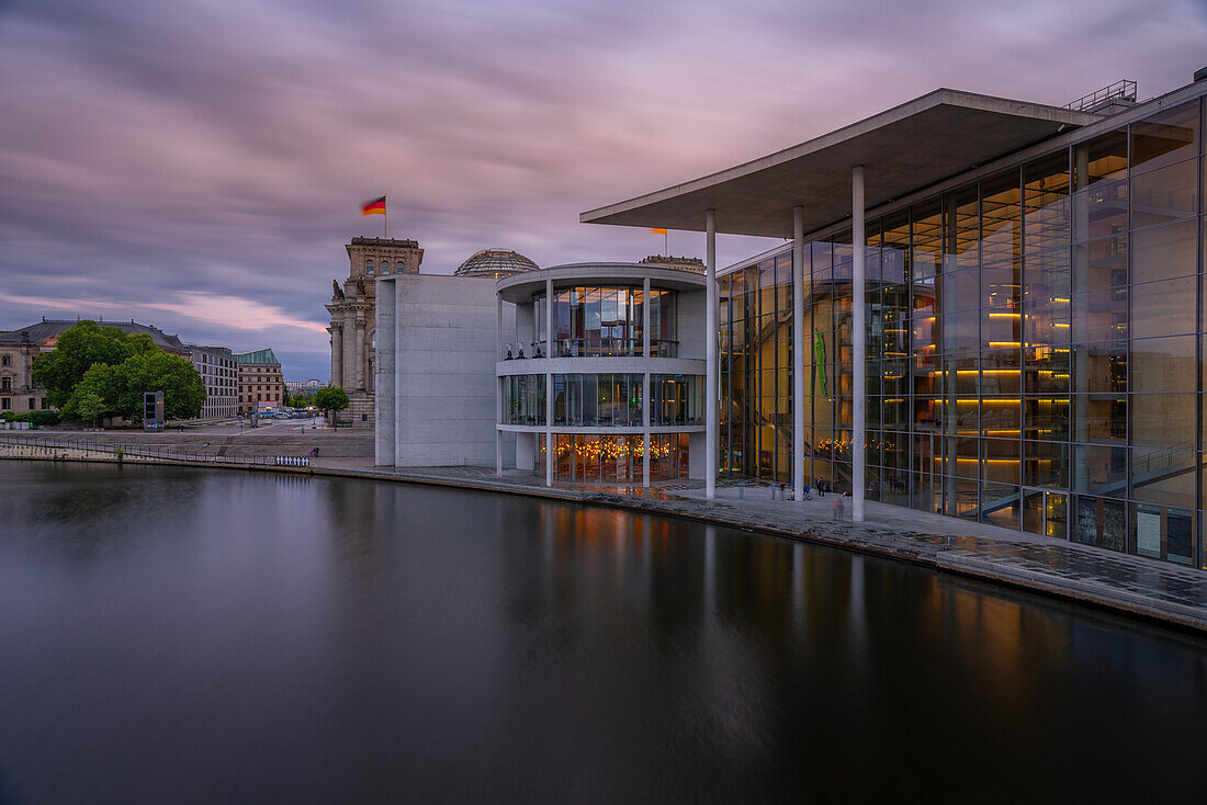 Blick auf die Spree, das Reichstagsgebäude und das Paul-Löbe-Haus bei Sonnenuntergang, Mitte, Berlin, Deutschland, Europa