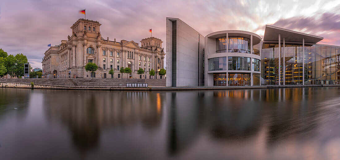 Blick auf die Spree und den Reichstag und das Paul-Löbe-Haus bei Sonnenuntergang, Mitte, Berlin, Deutschland, Europa