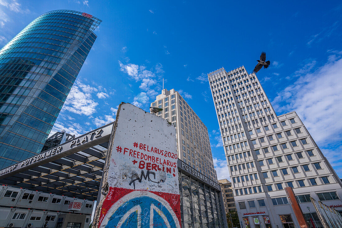 Blick auf Berliner Mauersegmente und Gebäude am Potsdamer Platz, Mitte, Berlin, Deutschland, Europa