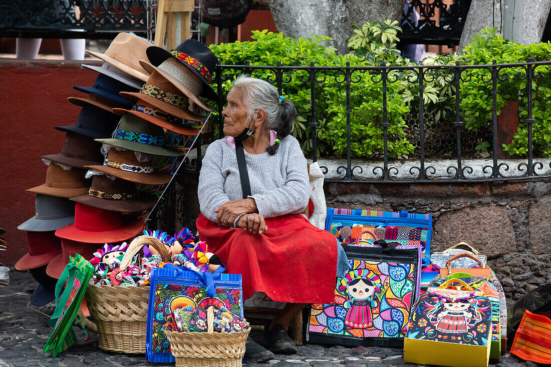 Verkäuferin, die Kunsthandwerk und Hüte verkauft, Taxco, Guerrero, Mexiko, Nordamerika