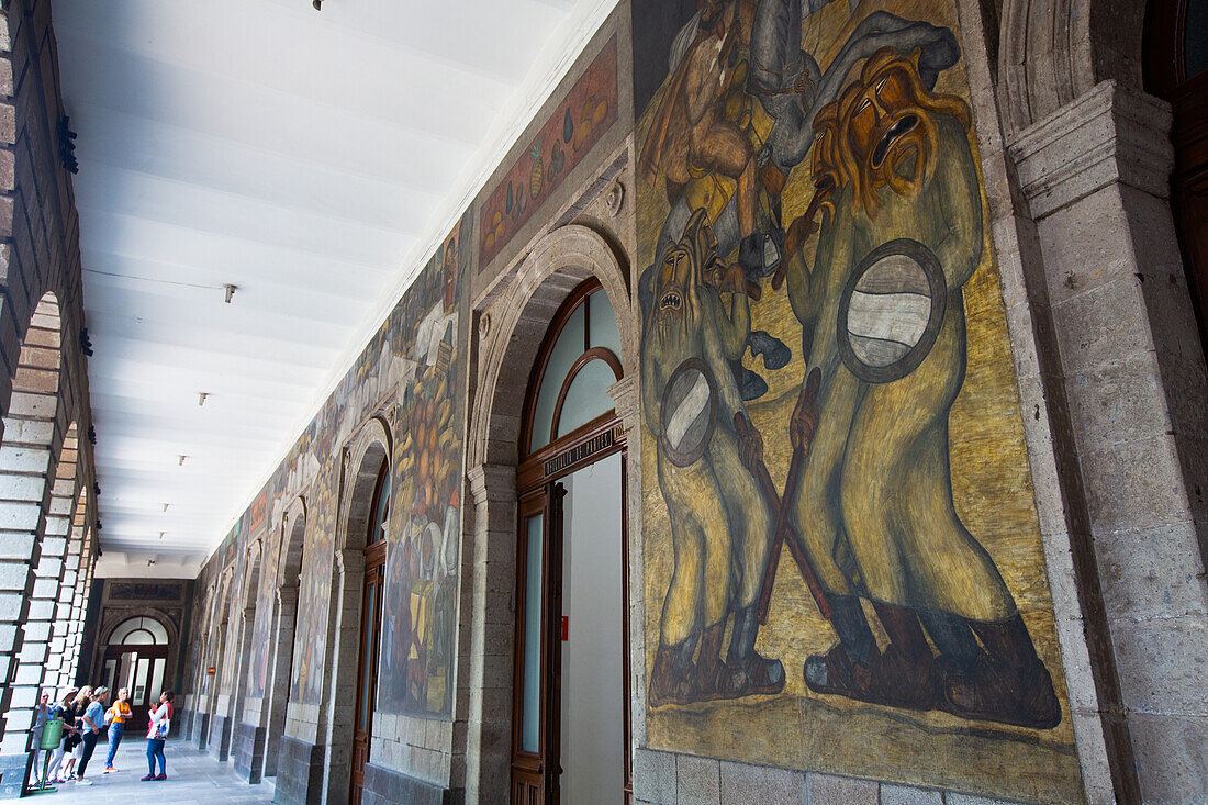 Touristengruppe mit Reiseführer, Bürotüren mit Wandmalereien von Diego Rivera, Secretaria de Educacion Gebäude, Mexiko-Stadt, Mexiko, Nordamerika