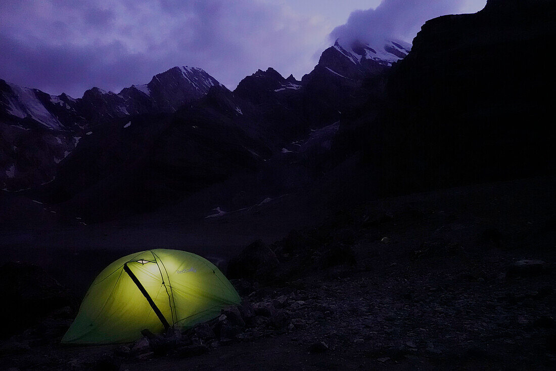 Nachts beleuchtetes Trekkerzelt in den abgelegenen und spektakulären Fann-Bergen, Teil der westlichen Pamir-Alay, Tadschikistan, Zentralasien, Asien