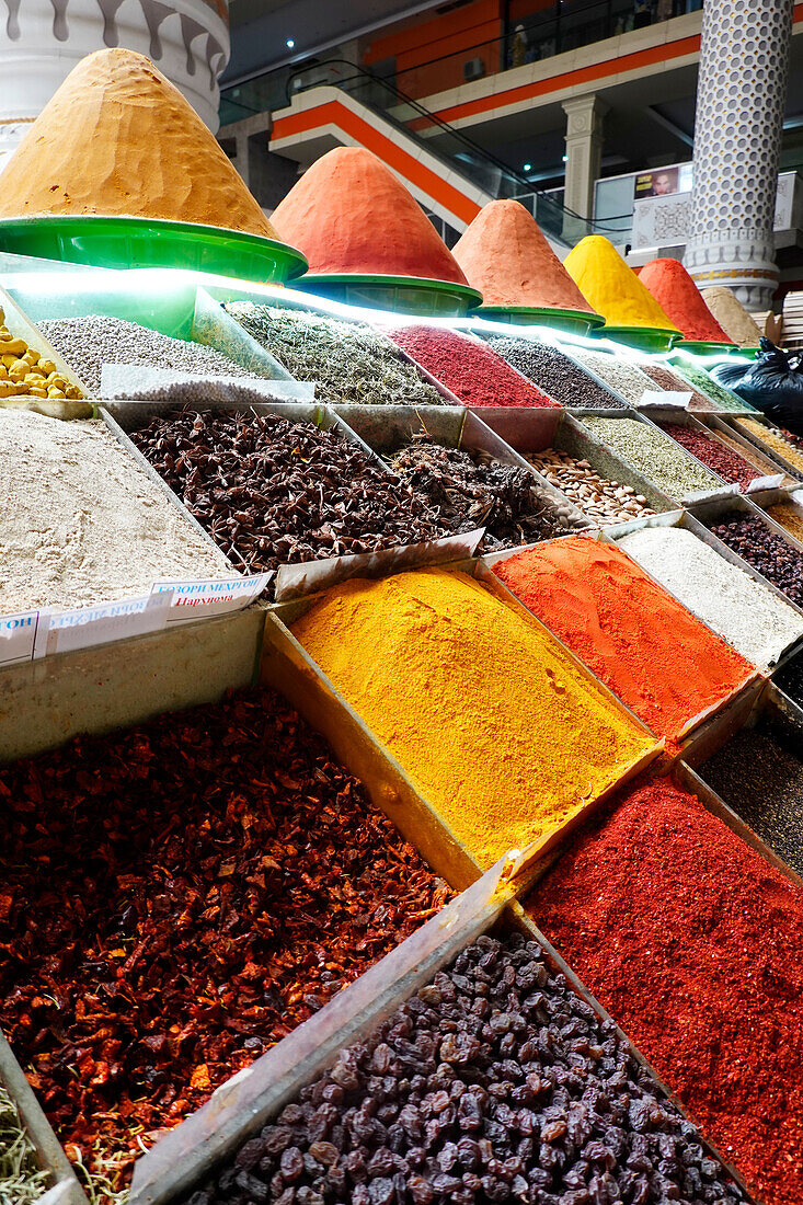 Gewürze und Trockenfrüchte zum Verkauf auf dem Zentralmarkt, Duschanbe, Tadschikistan, Zentralasien, Asien