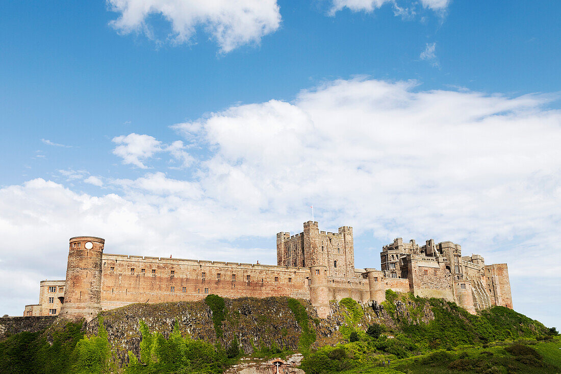 Bamburgh Castle, eine im Mittelalter auf einem zerklüfteten Aufschluss aus vulkanischem Dolerit errichtete Festung, heute ein unter Denkmalschutz stehendes Gebäude, Bamburgh, Northumberland, England, Vereinigtes Königreich, Europa
