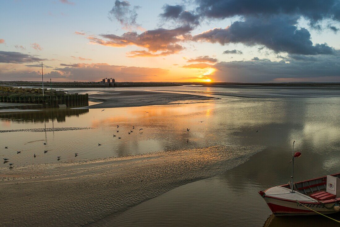 Frankreich, Somme, Somme-Bucht, Le Crotoy, die Hafeneinfahrt bei Sonnenuntergang