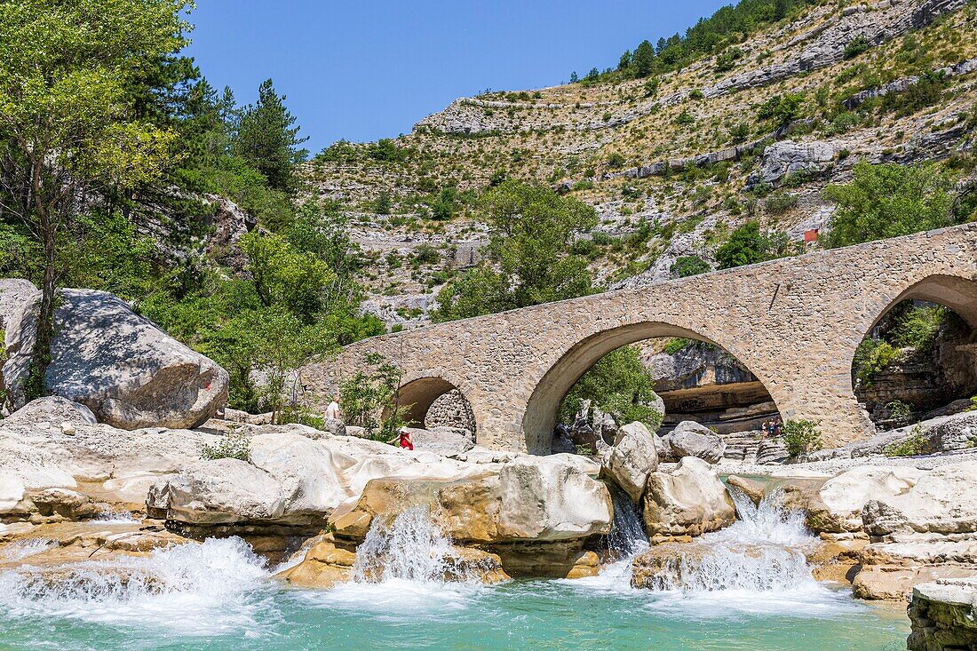 Frankreich, Hautes-Alpes, regionaler Naturpark der Baronnies provençales, Val Buëch-Méouge, Gorges de la Méouge, romanische Brücke aus dem vierzehnten Jahrhundert