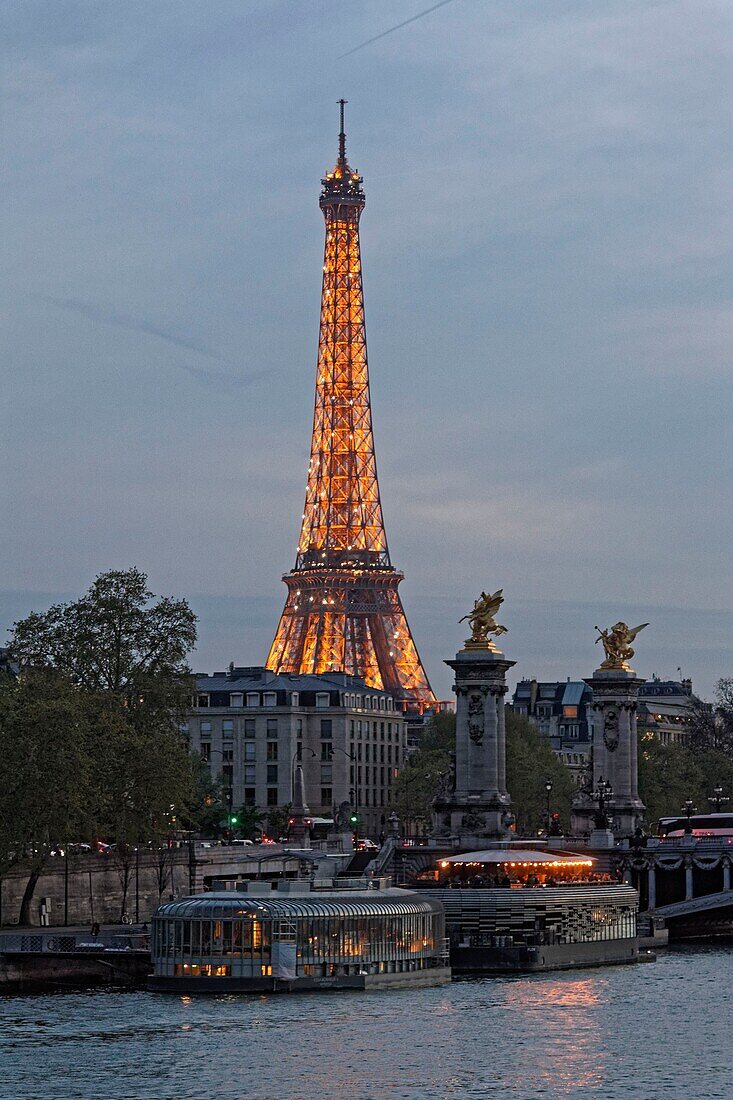 Frankreich, Paris, von der UNESCO zum Weltkulturerbe erklärtes Gebiet, im Hintergrund die Brücke Alexander III und der beleuchtete Eiffelturm (© SETE Illuminationen Pierre Bideau)
