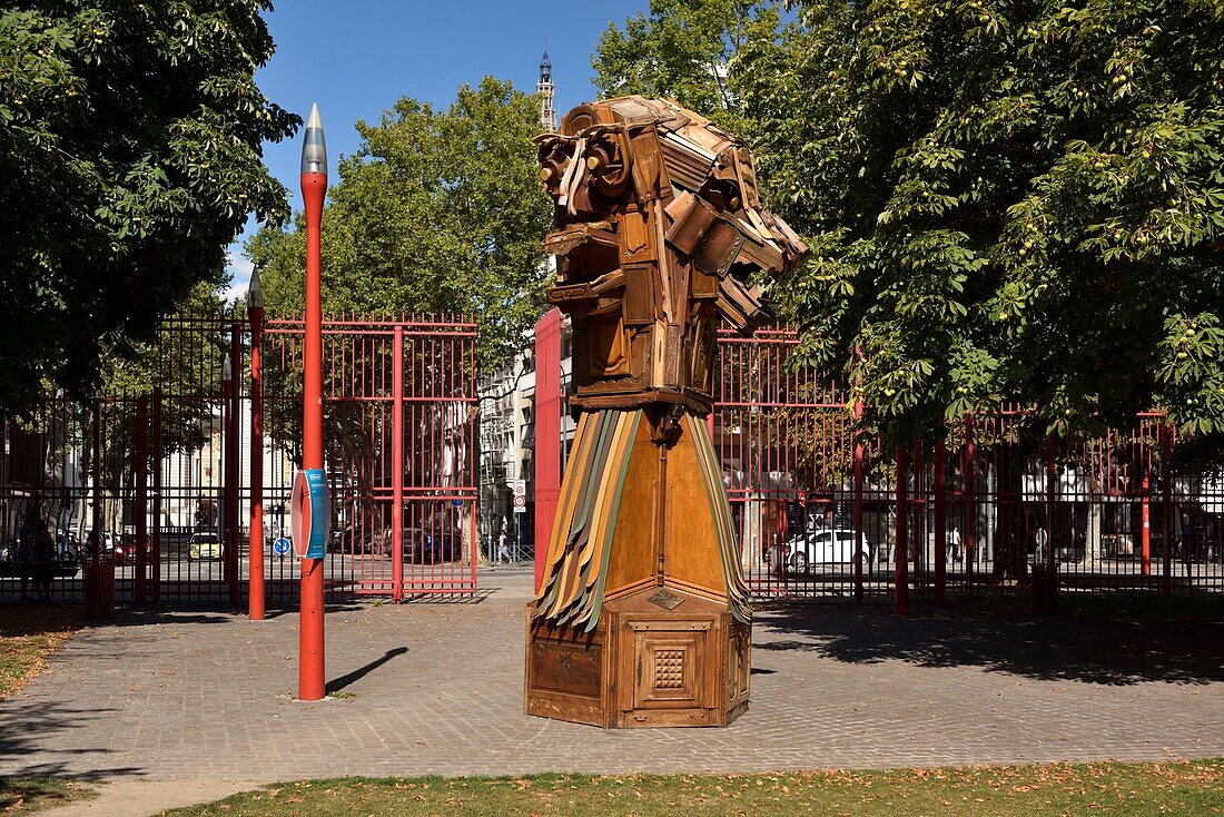 Frankreich, Nord, Lille, Park Jean Baptiste Lebas mit charakteristischen roten Gittern, Statue im Rahmen der Expo Eldorado Lille 3000