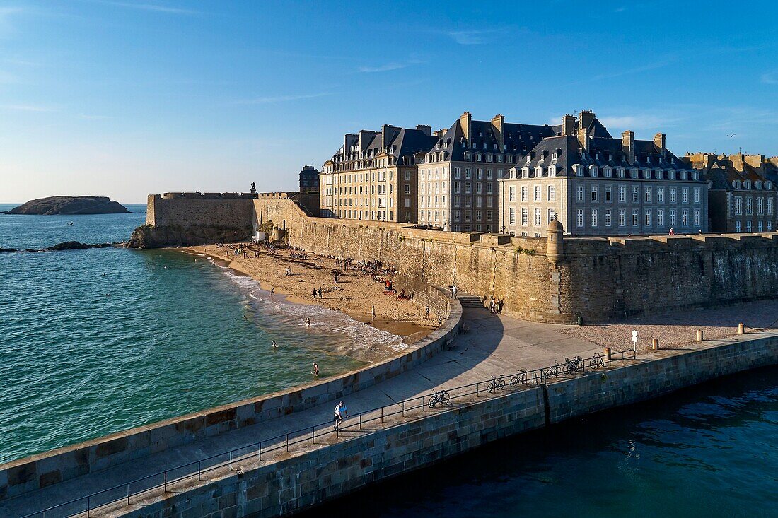 Frankreich, Ille et Vilaine, Cote d'Emeraude (Smaragdküste), Saint Malo, die Stadtmauern der befestigten Stadt, der Strand der Mole und die Mole des Noires (Pier der schwarzen Frauen) (Luftaufnahme)