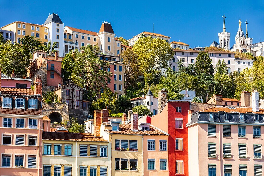 Frankreich, Rhone, Lyon, historisches Viertel, das zum UNESCO-Weltkulturerbe gehört, Alt-Lyon, Quai Fulchiron am Ufer der Saone, Blick auf die Basilika Notre-Dame de Fourviere auf dem Hügel Fourvière