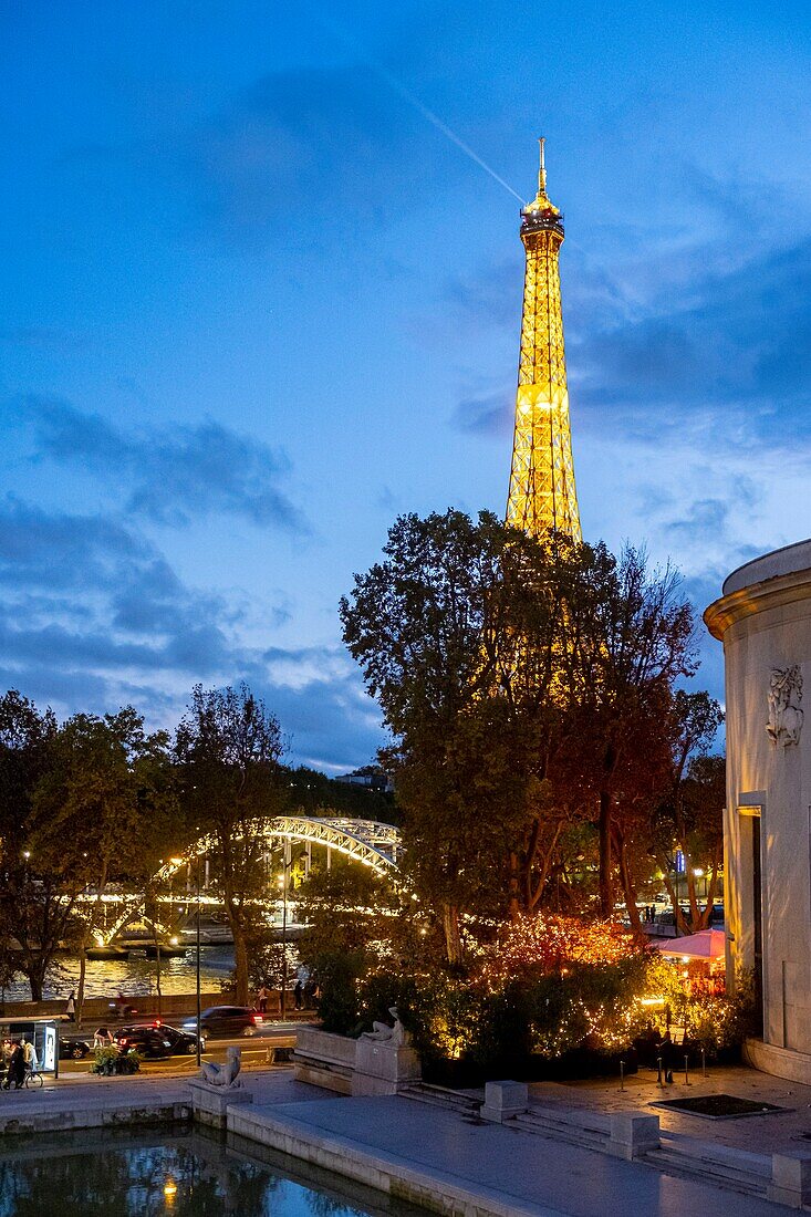 Frankreich, Paris, von der UNESCO zum Weltkulturerbe erklärtes Gebiet, Eiffelturm (© SETE-illuminations Pierre Bideau)