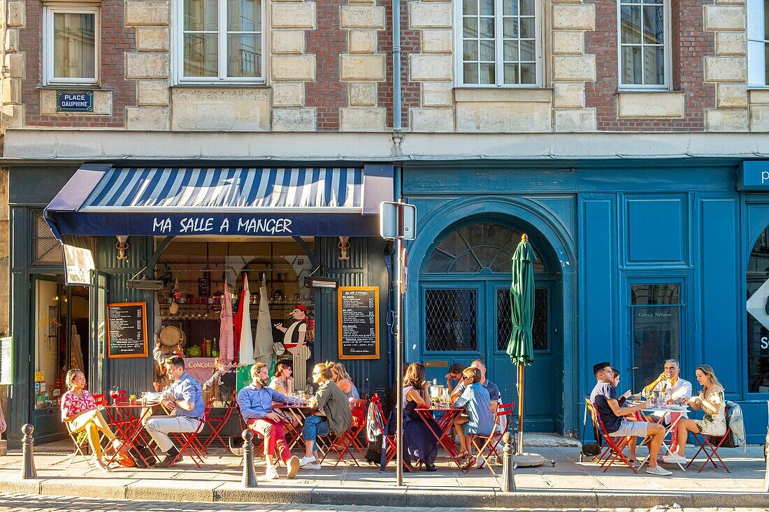 France, Paris, area listed as World Heritage by UNESCO, Ile de la Cite, Place du Dauphine\n