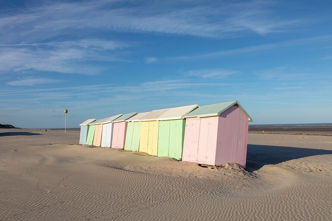 Frankreich, Pas de Calais, Berck sur Mer, der Strand mit Strandhütten