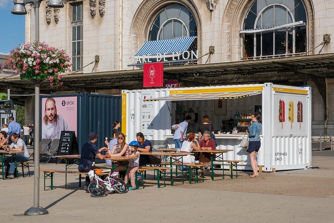 France, Paris, Gare de Lyon railway station, the square, container snacking\n