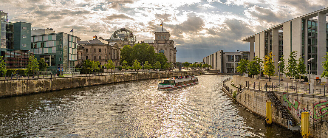 Blick auf ein Sightseeing-Kreuzfahrtschiff auf der Spree und den Reichstag, Mitte, Berlin, Deutschland, Europa