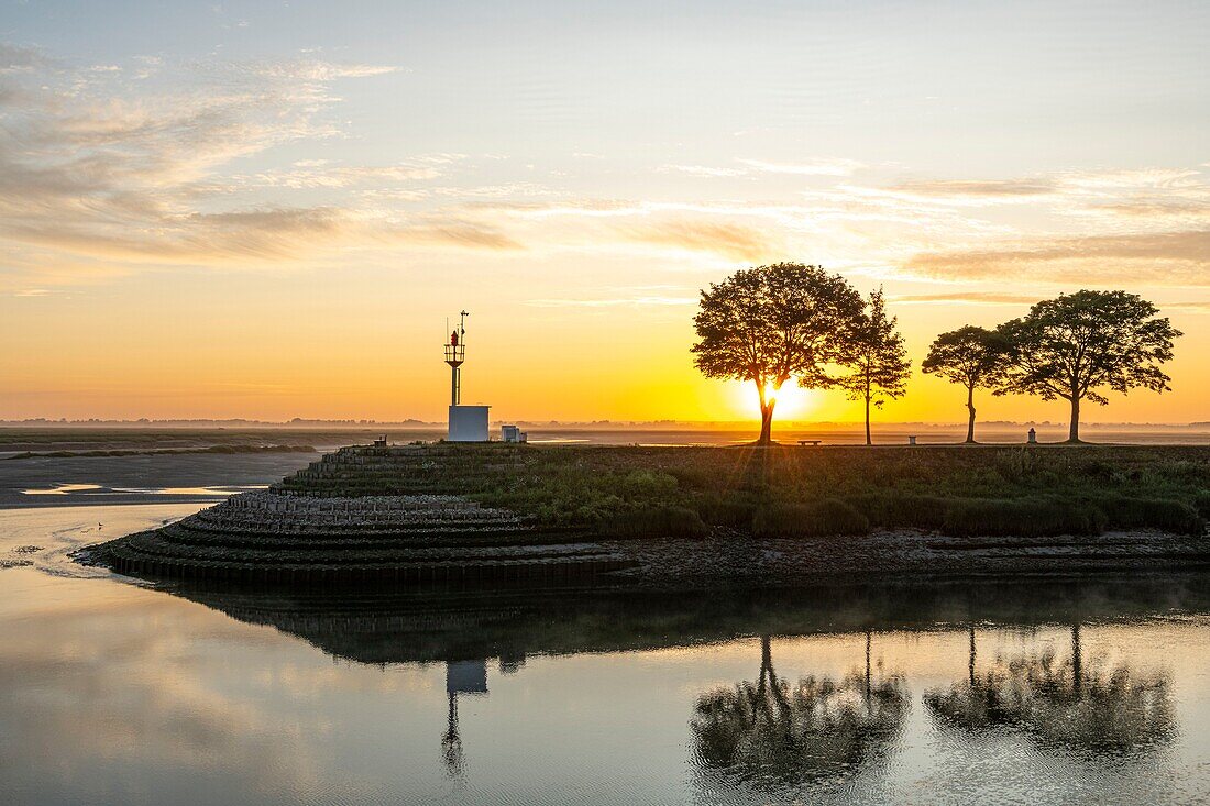 Frankreich, Somme, Somme-Bucht, Naturschutzgebiet der Somme-Bucht, Saint Valery sur Somme, die Kais entlang des Kanals der Somme am frühen Morgen mit den Booten, die von Jägern zur Überquerung des Flusses benutzt werden