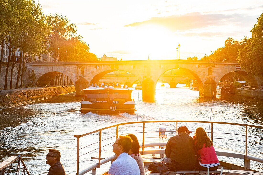 Frankreich, Paris, von der UNESCO zum Weltkulturerbe erklärtes Gebiet, Fly Boat Cruise