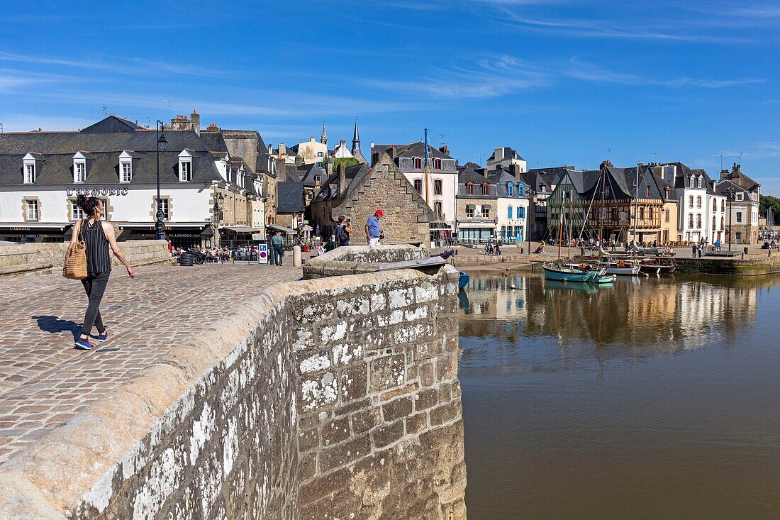 Frankreich, Morbihan, Auray, die Altstadt von Port Saint-Goustan am Ufer des Flusses Auray, der Platz Saint-Sauveur, die Brücke und der Quai Neuf