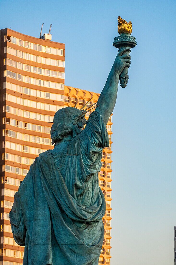 Frankreich, Paris, die Gebäude der Front de Seine und die Freiheitsstatue