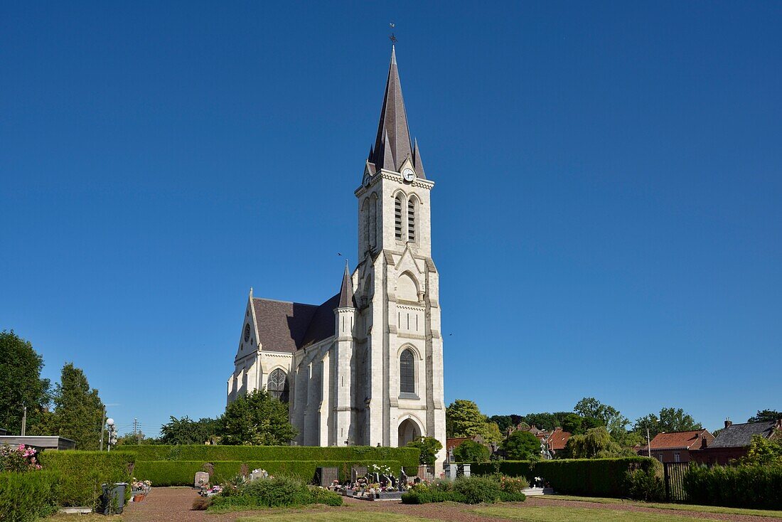 Frankreich, Nord, Bouvines, Saint-Pierre-Kirche im gotischen Stil aus dem dreizehnten Jahrhundert, erbaut zwischen 1880 und 1885, und ihr Friedhof