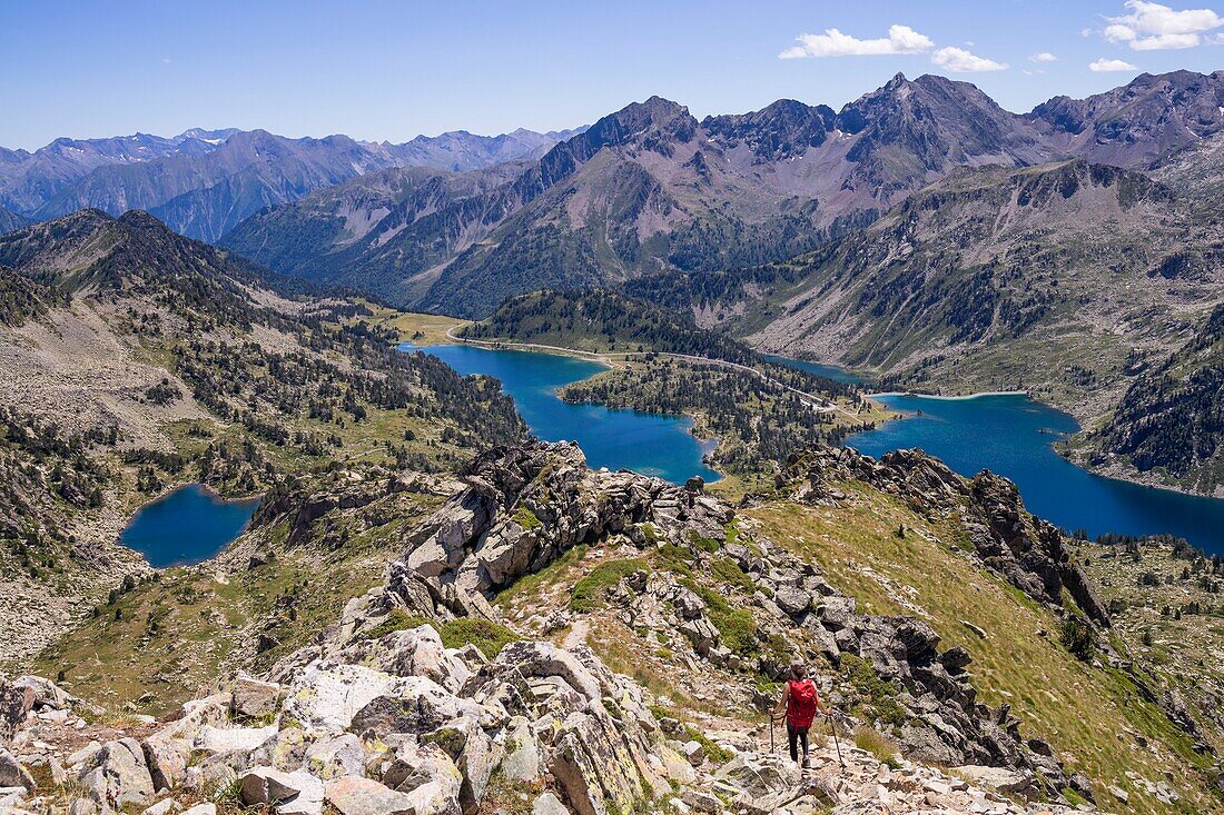 Frankreich, Hautes Pyrenees, Naturschutzgebiet Neouvielle, Aumar-See (2193 m) und Aubert-See (2148 m), Blick vom Madamete-Gipfel (2657 m)