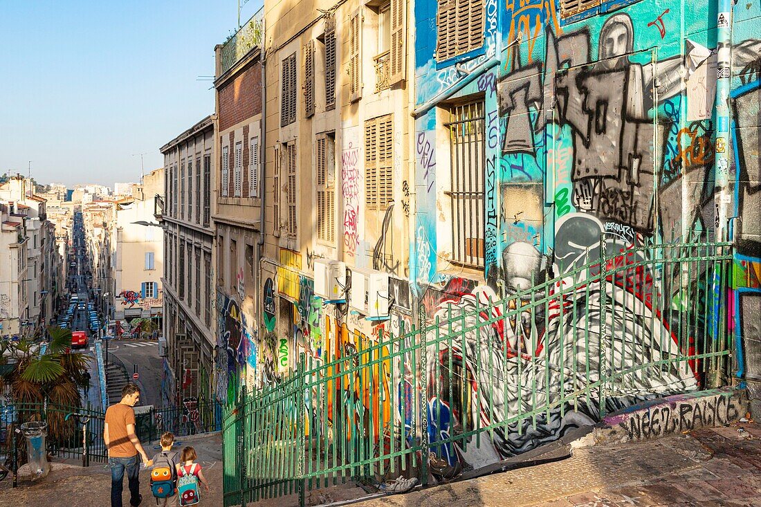 Frankreich, Bouches du Rhone, Marseille, die Treppe des Cours Julien, Street Art mit Tagg und Graffiti