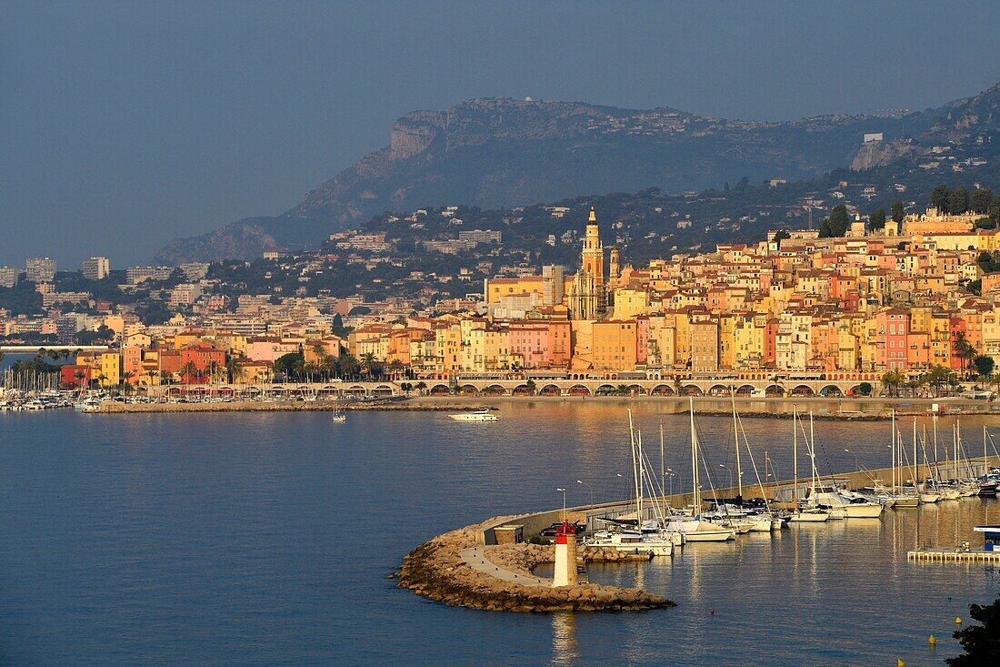 Frankreich, Alpes Maritimes, Côte d'Azur, Menton, der Hafen und die von der Basilika Saint Michel Archange beherrschte Altstadt