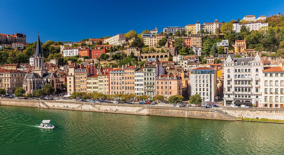 Frankreich, Rhone, Lyon, historisches Viertel, das zum UNESCO-Welterbe gehört, Alt-Lyon, Quai Fulchiron am Ufer der Saone, Kirche Saint Georges, Haus Blanchon und Gymnasium Saint-Just auf dem Hügel Fourviere