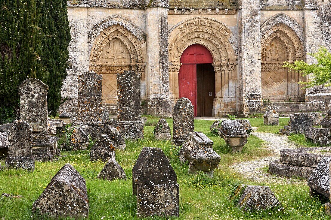 Frankreich, Charente Maritime, Aulnay de Saintonge, Kirche St. Pierre de la Tour, von der UNESCO in die Liste des Weltkulturerbes aufgenommen, Grabsteine auf dem Friedhof