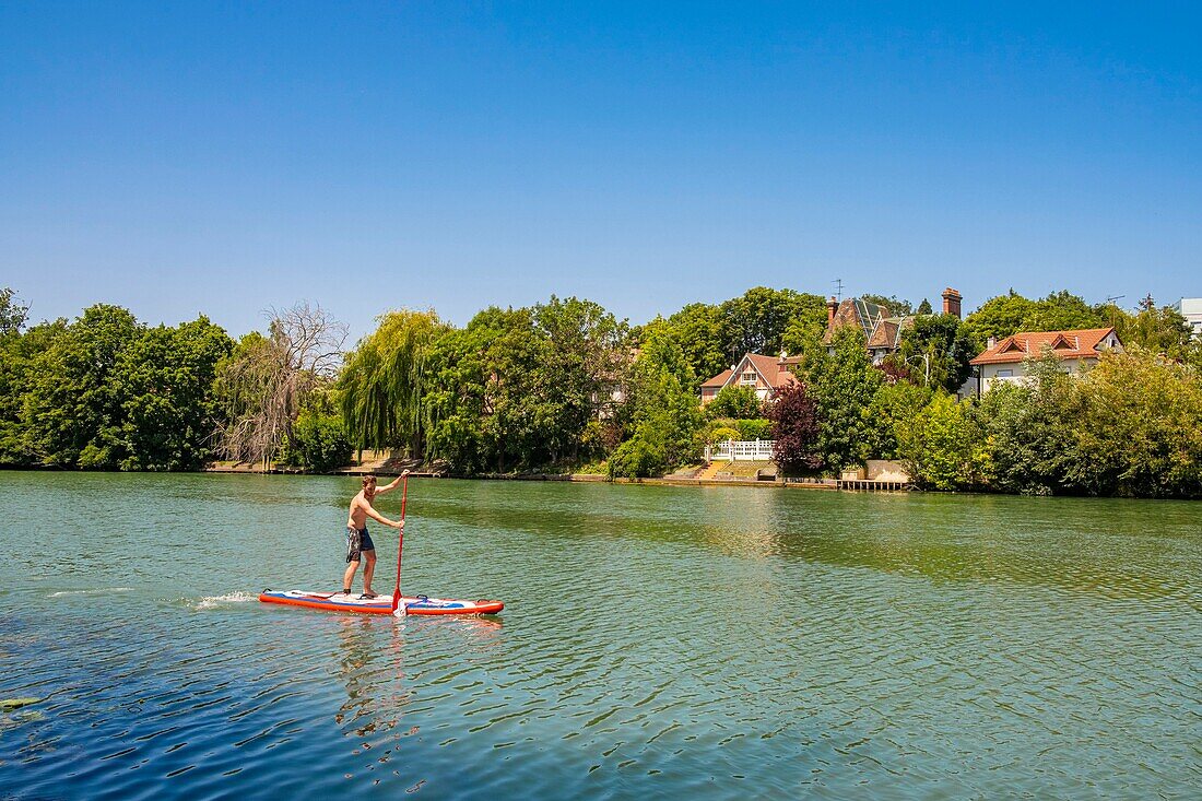 France, Val de Marne, Joinville le Pont, the edges of Marne, surf paddle\n