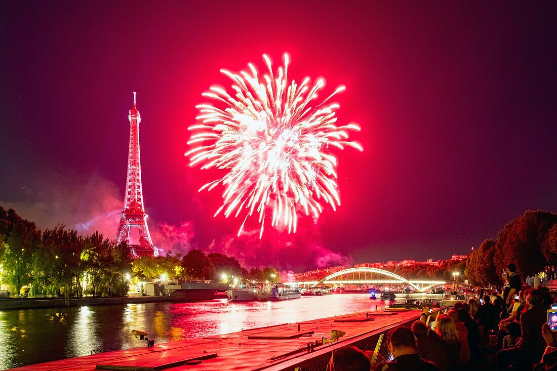 Frankreich, Paris, von der UNESCO zum Weltkulturerbe erklärtes Gebiet, Nationalfeiertag, Feuerwerk am 14. Juli 2019 und der Eiffelturm