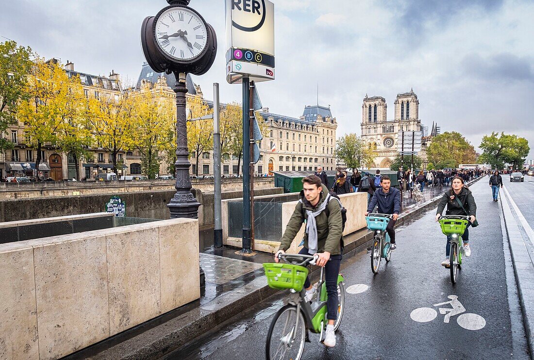 Frankreich, Paris, von der UNESCO zum Weltkulturerbe erklärtes Seine-Ufer, Quartier Latin, Quai Saint-Michel entlang der Seine und die Kathedrale Notre-Dame im Hintergrund