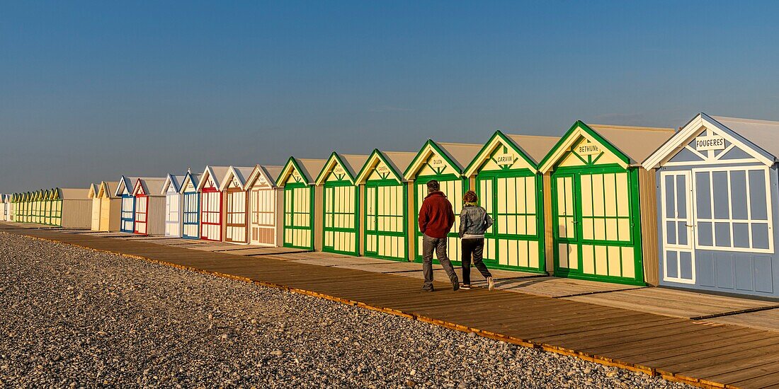 Frankreich, Somme, Cayeux sur Mer, Der Weg Bretter in Cayeux sur Mer ist der längste in Europa, es Sport seine bunten Strandkabinen mit aussagekräftigen Namen auf fast 2 km lang auf dem Kieselstrand