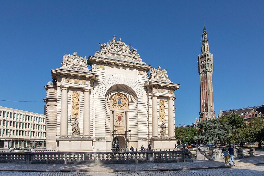 Frankreich, Nord, Lille, Porte de Paris mit dem Glockenturm des von der UNESCO zum Weltkulturerbe erklärten Rathauses im Hintergrund