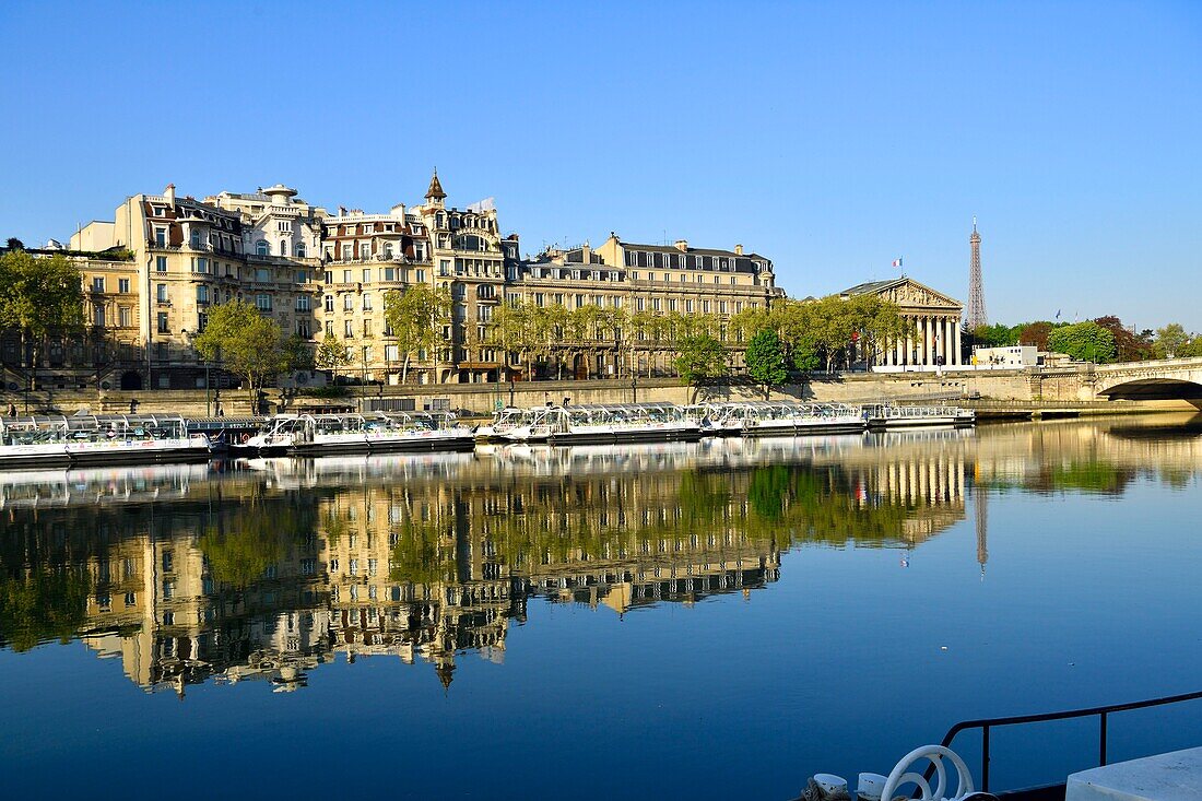 Frankreich, Paris, von der UNESCO zum Weltkulturerbe erklärtes Gebiet, Seine-Ufer, im Hintergrund die Nationalversammlung (Palais Bourbon) und der Eiffelturm